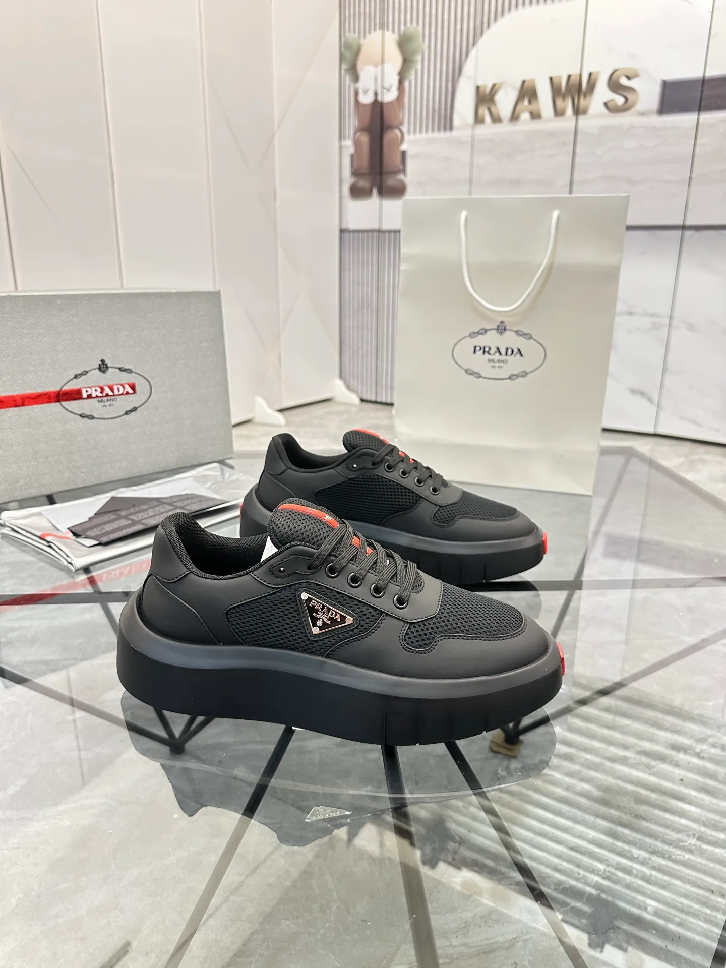 Men's shoes: 💰P620¥ High-end top quality Product trademark: Prada *"Prada*" low-top casual shoes Regular size: 38-45 (can be customized to 46) Product materials: imported first-layer cowhide leather on the upper spliced ​​with original fabric, breathable lining, cowhide foot pads, original ultra-light foam outsole. No.: 001